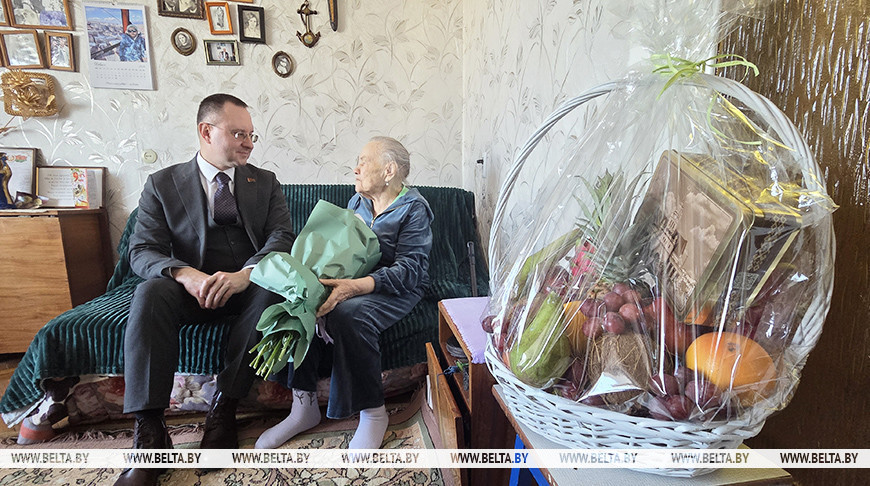 "Приятны знаки внимания и цветы". Ветерана Таисию Козырь-Павловскую брестчане поздравили с 8 Марта