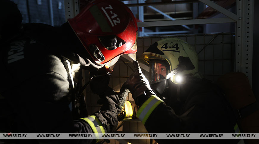 Сотрудники МЧС в Кобрине ликвидировали условный пожар и спасли людей из административного здания