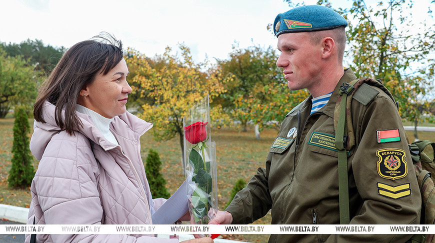 Главный подарок ко Дню матери - время с сыновьями. Солдаты-срочники 38-й бригады поздравили мам