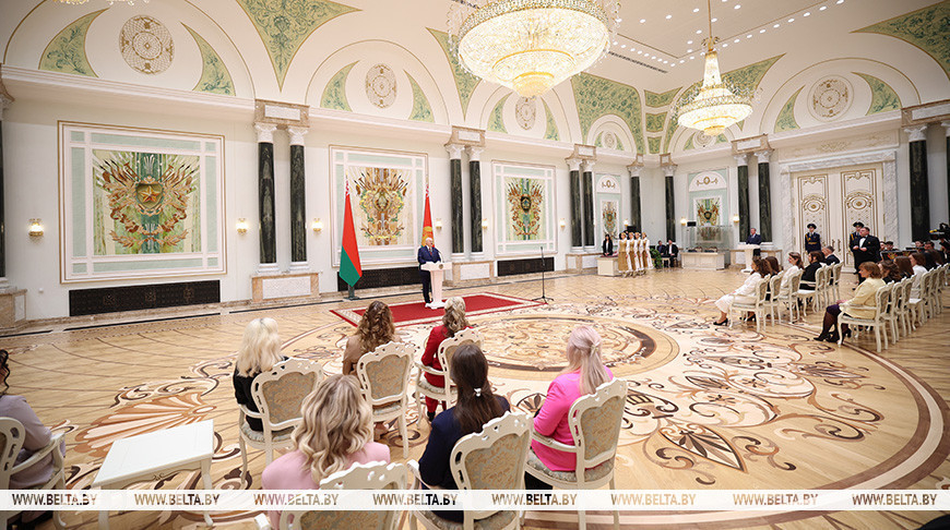 Lukashenko presents state awards to women ahead of 8 March