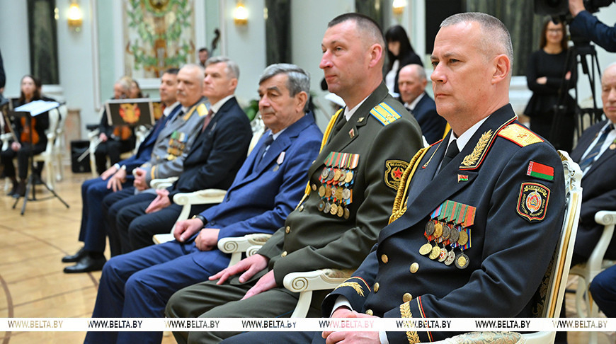 Lukashenko highlights Belarusians’ commitment to both labor and defense