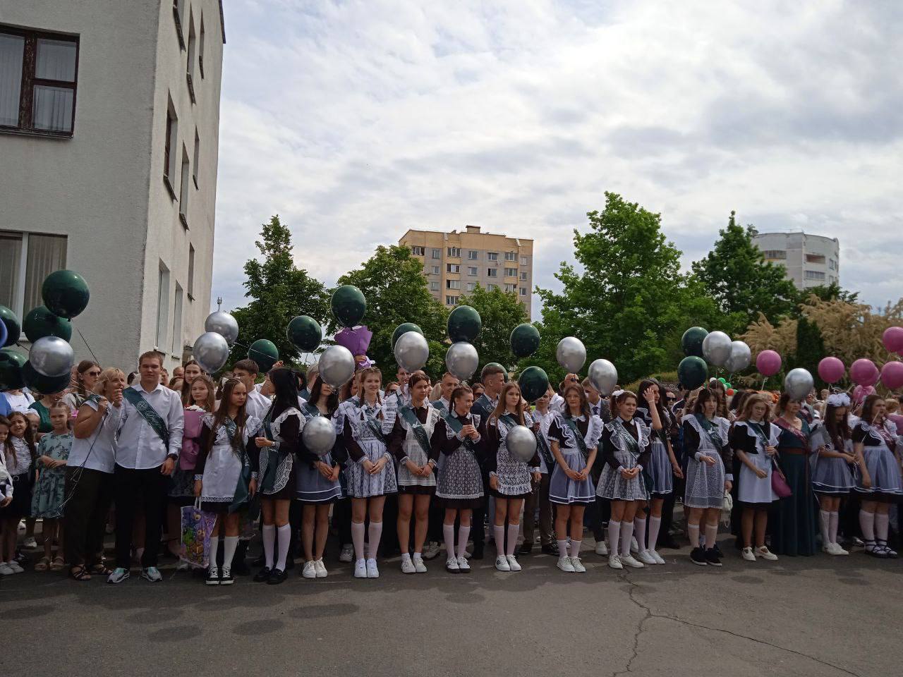 В Брестской области прозвенел последний звонок для 9,8 тыс.  одиннадцатиклассников | Новости | Официальный сайт Брестского облисполкома  - Русская версия